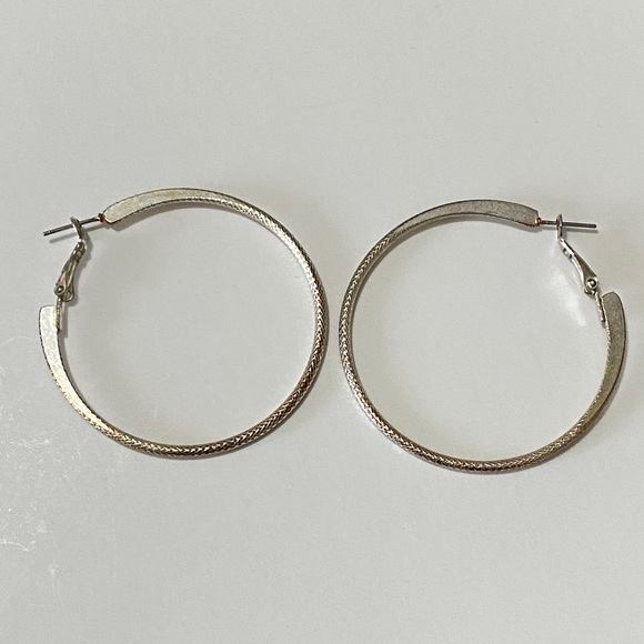 vintage Jewelry - Vintage Silver-Tone Textured Hoop Earrings 45mm Latch Back